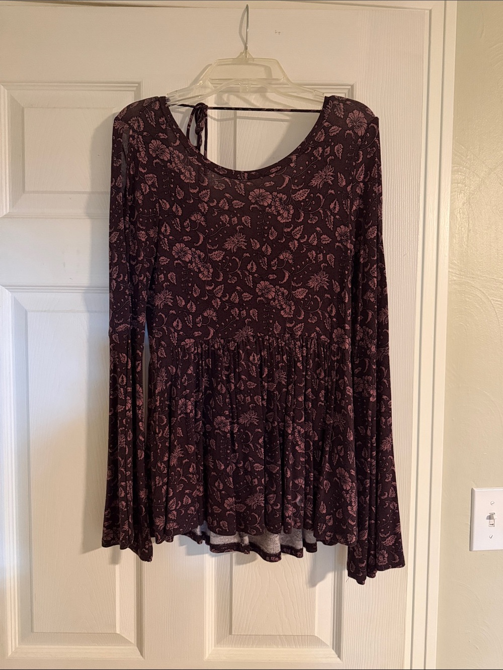 Women's Floral Peplum Long-Sleeve Open Back Top - Plum